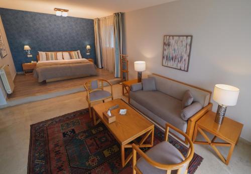 贝鲁特多尔酒店的客厅配有沙发和1张床