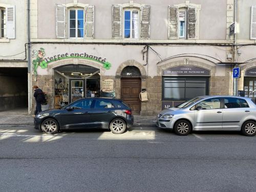 图勒L'Escale ZEN的两辆汽车停在大楼前