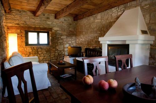 阿奎莱亚Ca' Marisa Aquileia的客厅配有桌子和壁炉