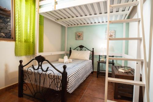 圣地亚哥海滩Terraza del Atlántico的一间卧室配有一张双层床和梯子