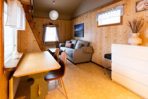 基律纳Aurora River Camp Glass igloos & cabins的客厅配有桌子和沙发