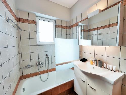 雅典Nefelis C2 by Verde Apartments的带浴缸、水槽和淋浴的浴室