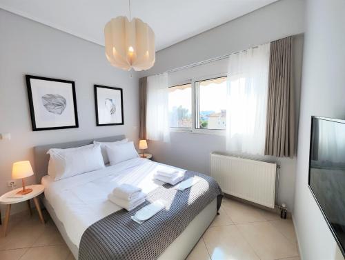 雅典Nefelis C2 by Verde Apartments的一间卧室配有一张床和一台电视。