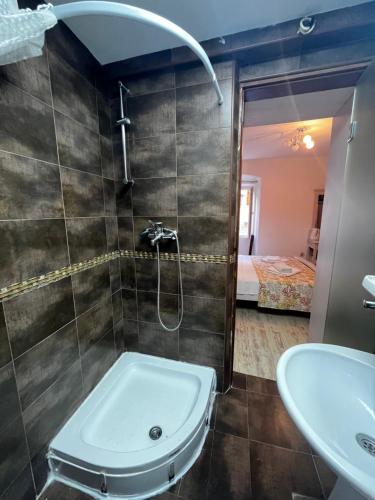 科托尔Guesthouse Athos的带淋浴、盥洗盆和浴缸的浴室