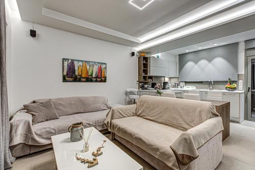 雅典Deluxe & Modern Apartment In Athens的客厅配有沙发和桌子