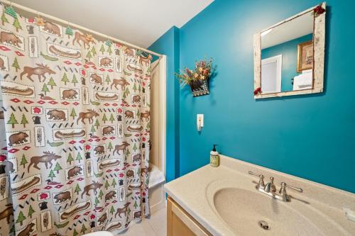 Brant LakeRiver Retreat的浴室配有淋浴帘和盥洗盆。