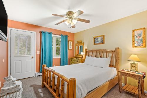 Brant LakeRiver Retreat的一间卧室配有一张床和吊扇