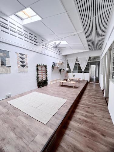 马六甲The Cozy Place by Nestcove的大房间,地板上有一个大地毯