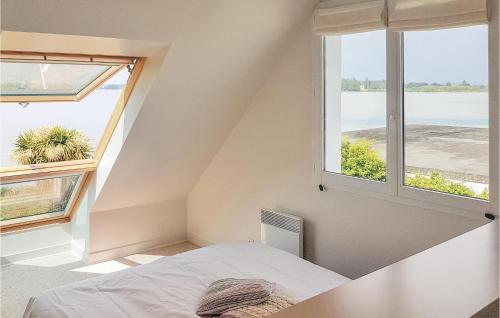 伊勒蒂迪潘阿豪瓦特骑士岛度假屋的一间卧室设有一张床和两个窗户。