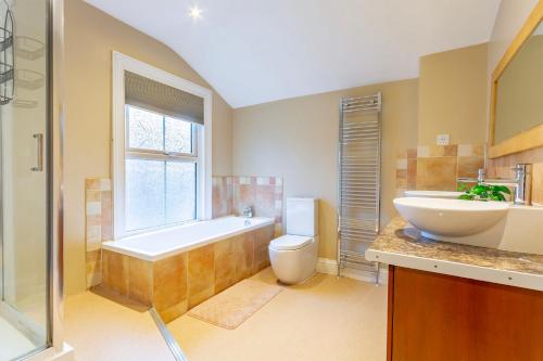 唐克斯特City Centre 3 Bed - Perfect for Contractors and Families的带浴缸、卫生间和盥洗盆的浴室