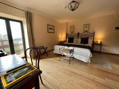 塞尔塞迪利亚Corzo Hotel的一间卧室配有一张床和一张桌子