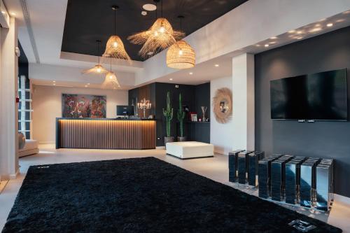 米兰马瑞提那M House Hotel的大型大堂设有黑色地毯和酒吧
