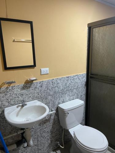 里瓦斯Havana的一间带卫生间和水槽的浴室