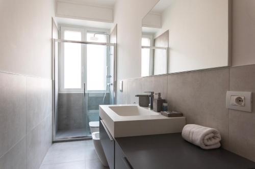 米兰YouHosty - Del Castagno 2的白色的浴室设有水槽和镜子