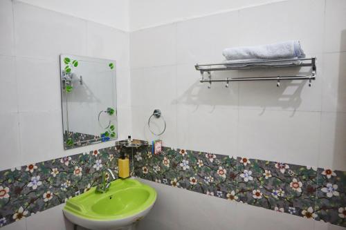 比尔瓦Raahi Stay, Landing site Bir - Stay & Cafe的一间带绿色水槽和镜子的浴室