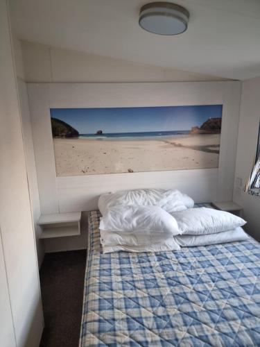 拉尔Lyons robin hood lodge Rhyl的一间卧室配有一张海滩景床