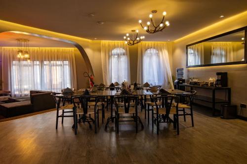 内罗毕Gigiri Lion Villas II的一间带桌椅的用餐室