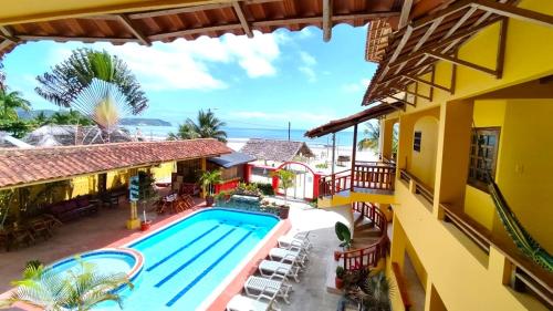 阿塔卡梅斯切洛阿祖尔酒店的享有酒店空中美景,设有游泳池