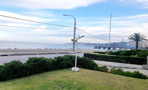 维纳德马Departamento Frente al Mar的海滩旁道路边的路灯