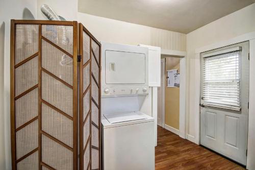 萨克拉门托Charming 2Bed French Colonial Apartment in Desirable Midtown Sacramento的一间带白色冰箱和门的小厨房
