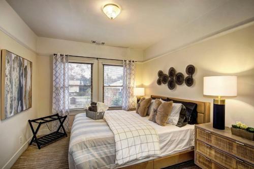 萨克拉门托Charming 2Bed French Colonial Apartment in Desirable Midtown Sacramento的一间卧室设有一张大床和一个窗户。
