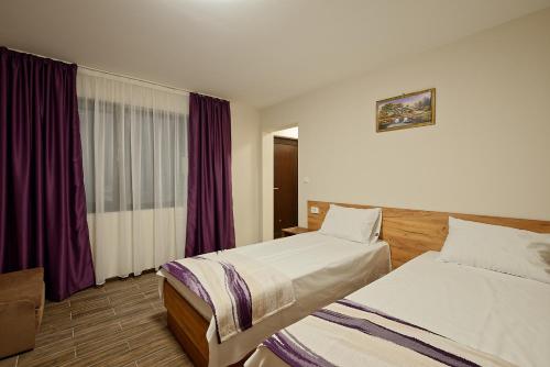 希萨里亚Комплекс Колонада的酒店客房设有两张床和窗户。