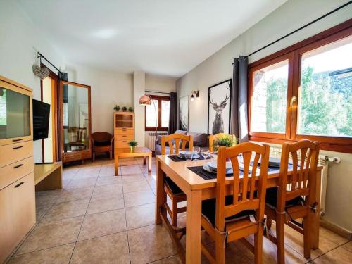 卡尼略Disfruta De La Naturaleza - Vistas al Rio - Luz Natural - 6pax的厨房以及带桌椅的用餐室。