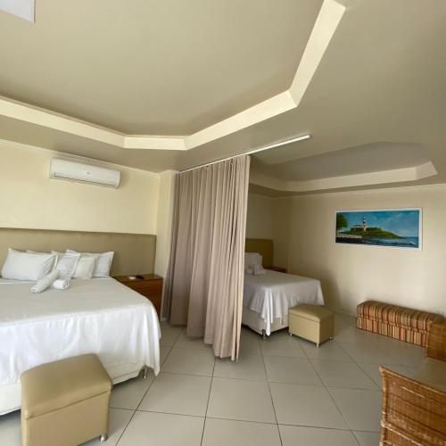 萨尔瓦多蒙特雷酒店的酒店客房设有两张床和窗户。
