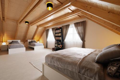 LísekChalupa Vojtěchov的一间带一张大床的卧室,位于一个拥有木制天花板的房间