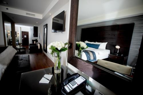 尼亚加拉瀑布斯特林旅馆及水疗中心的酒店客房配有一张床、一张书桌和一部电话