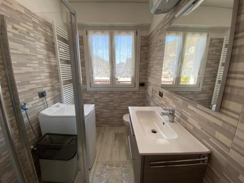 阿帕里卡Casa Palabione的浴室配有盥洗盆、卫生间和窗户。
