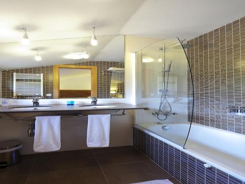 塞尔勒埃文尼亚蒙特阿尔巴酒店的带浴缸、水槽和淋浴的浴室
