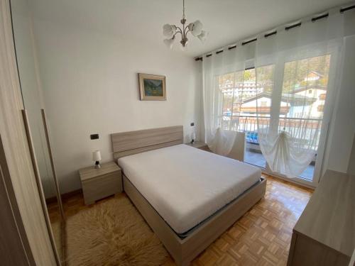 阿帕里卡Casa Palabione的一间卧室设有一张床和一个大窗户