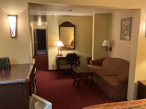 西沃德苏厄德酒店的一间客厅,客厅配有沙发和一张书桌,位于酒店的房间