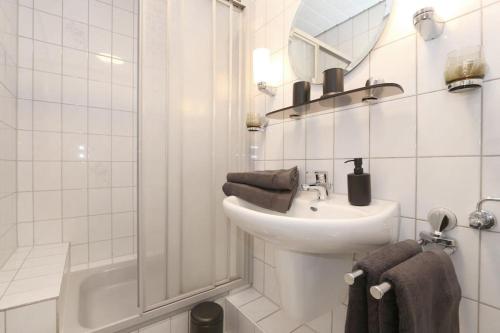 不莱梅Schönes Zwei-Zimmer-Apartment in der Bremer City的白色的浴室设有水槽和淋浴。