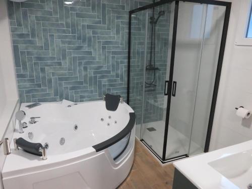蓬塔翁布里亚Belice, excepcional apartamento con Jacuzzi的设有带浴缸和淋浴的浴室。
