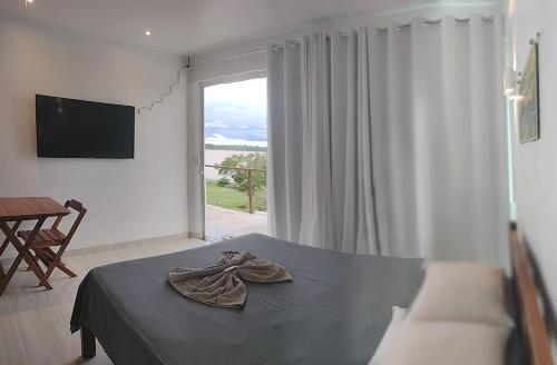 博阿维斯塔Casa do Francês na Praia的一间卧室设有一张床和一个大窗户