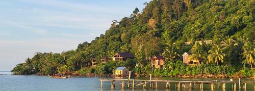 瓜隆岛Blondies Koh Rong Villa的水中岛上的一群房子