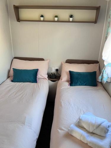 Lovely 3 bedroom holiday home in Seton Sand caravan park Wi-Fi Xbox客房内的一张或多张床位