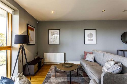 都柏林Private Room Available in Spacious High Rise Apartment with Park & City View的客厅配有沙发和桌子
