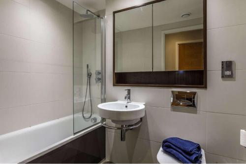 都柏林Private Room Available in Spacious High Rise Apartment with Park & City View的一间带水槽、淋浴和镜子的浴室