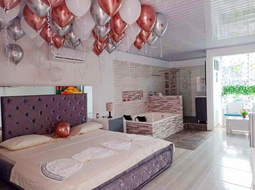 弗洛伦西亚Hotel Inmaculada Real的一间卧室,配有一张带一束气球的床