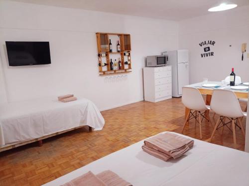 门多萨Mendoza Apartment的客房设有桌子和带冰箱的厨房