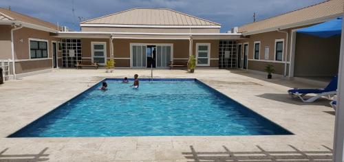 卢西Jamaica Tranquility的两个孩子在房子的游泳池玩耍