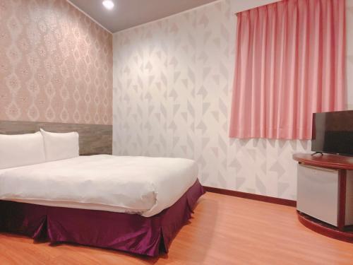 高雄中央商务大饭店的一间卧室配有一张床和一台电视。