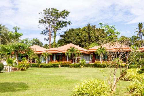 高兰兰达拉帕亚度假村的前面有草坪的房子
