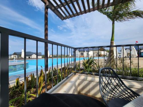 巴利托Ballito Hills Lifestyle Estate Unit 423的从度假村的阳台上可欣赏到游泳池的景色