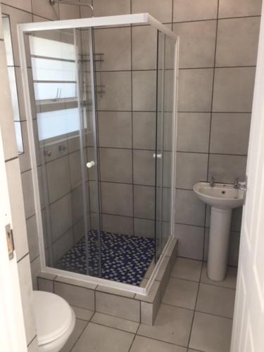 干斯拜Twin Shacks - Uilenkraalsmond的带淋浴、卫生间和盥洗盆的浴室