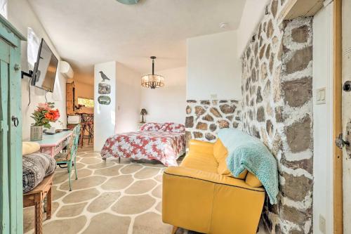 Santa CruzQuirky Santa Cruz Studio with Shared Hot Tub!的一间带黄色沙发的客厅和一间卧室