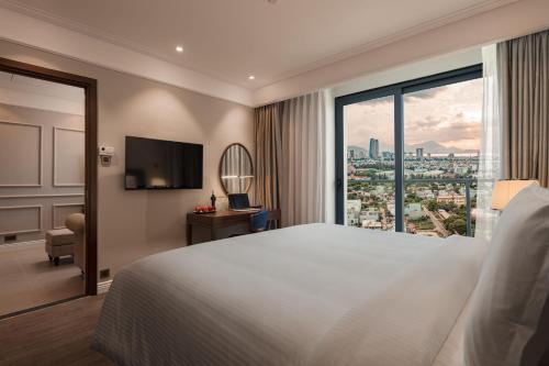 岘港Luxury Beach Condo 5-star, Rooftop pool的卧室设有一张白色大床和一扇窗户。